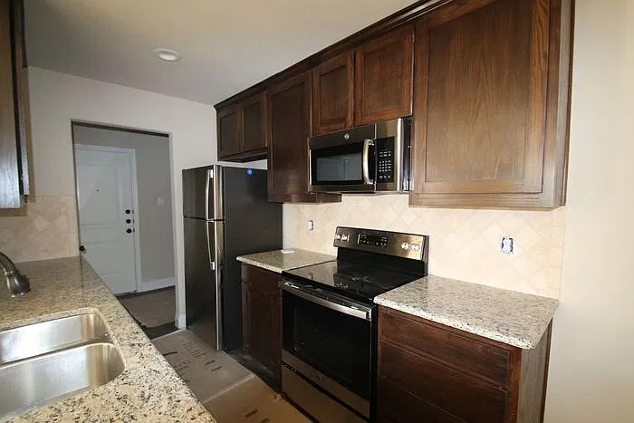 3 bed, 2.0 bath, 1090 sqft, $1,495 — Photo 1