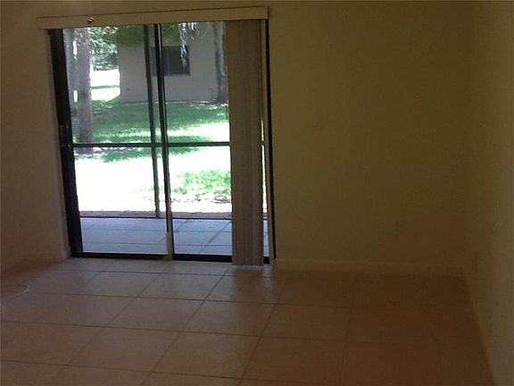 3rd image of 449 Lakeview Dr APT 2