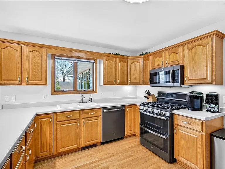 1010 Ganser Dr — Photo 5
