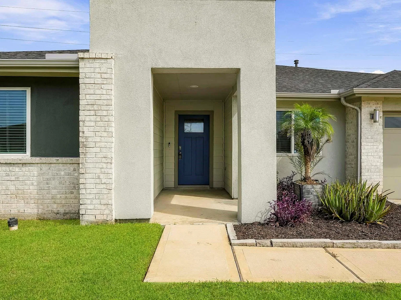 4 bed, 2.0 bath, 2150 sqft, $2,290 — Photo 2