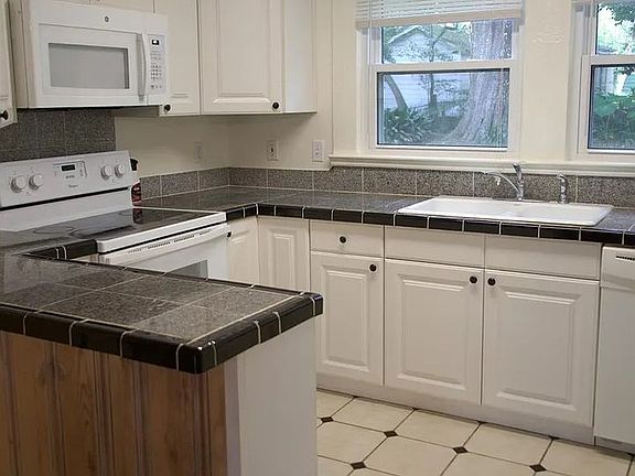 4th image of 422 Ingleside Ave