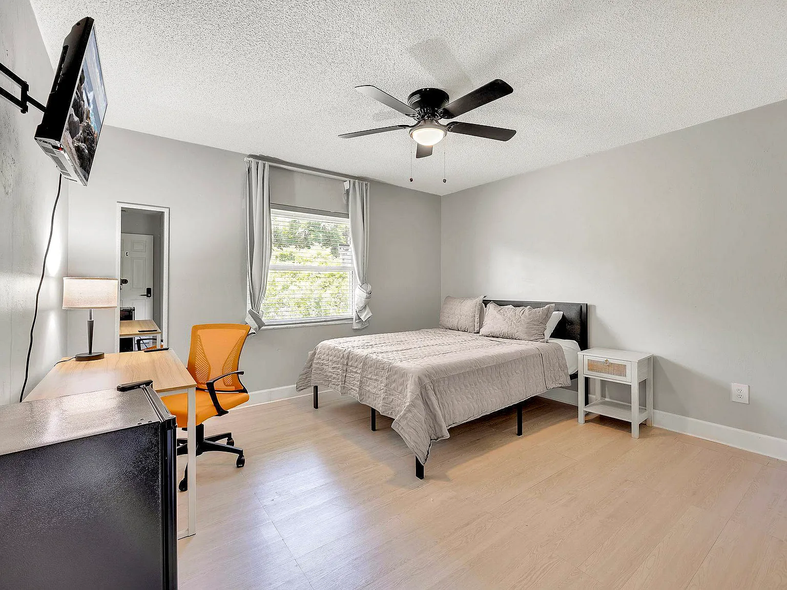 4 bed, 2.0 bath, 2350 sqft, $923 — Photo 3