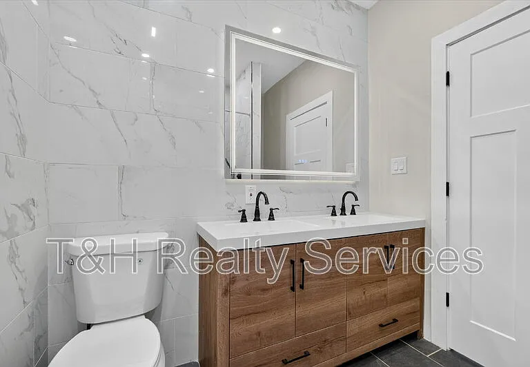 320 W 39th St — Photo 20