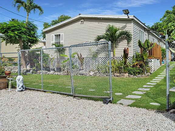 3rd image of 915 Plantation Rd