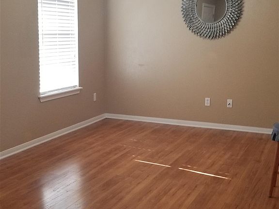 3rd image of 1000 Black Walnut Ln