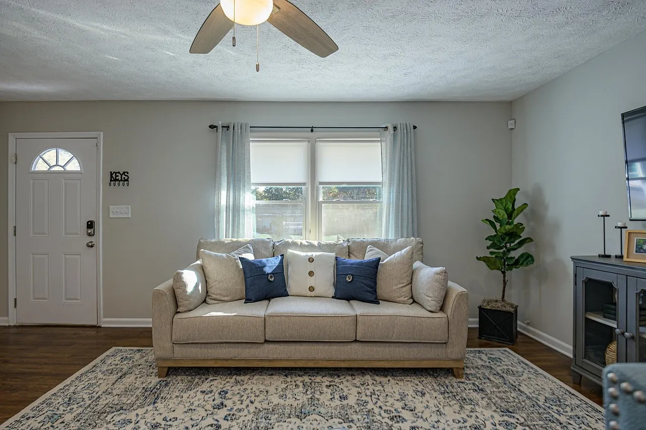 4 bed, 3.0 bath, 2300 sqft, $5,585 — Photo 3