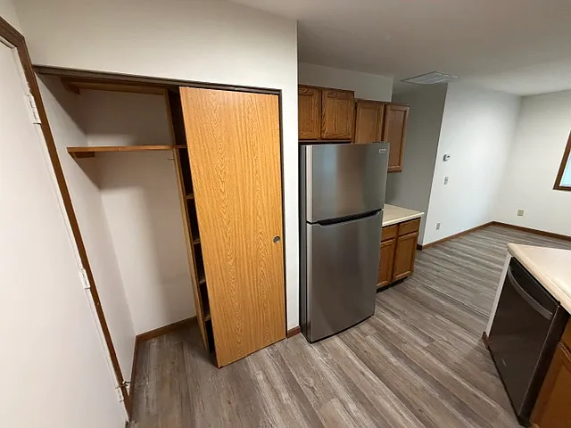 2 bed, 1.5 bath, 915 sqft, $1,295 — Photo 3