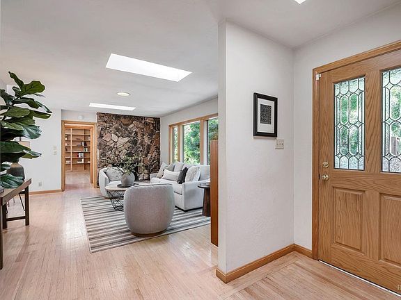 3rd image of 272 Cascade Drive