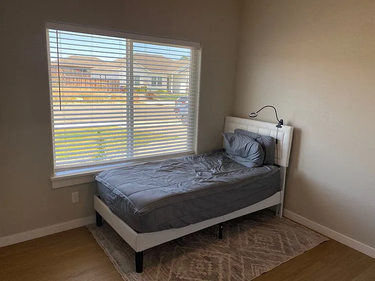 912 Medina Ave — Photo 11