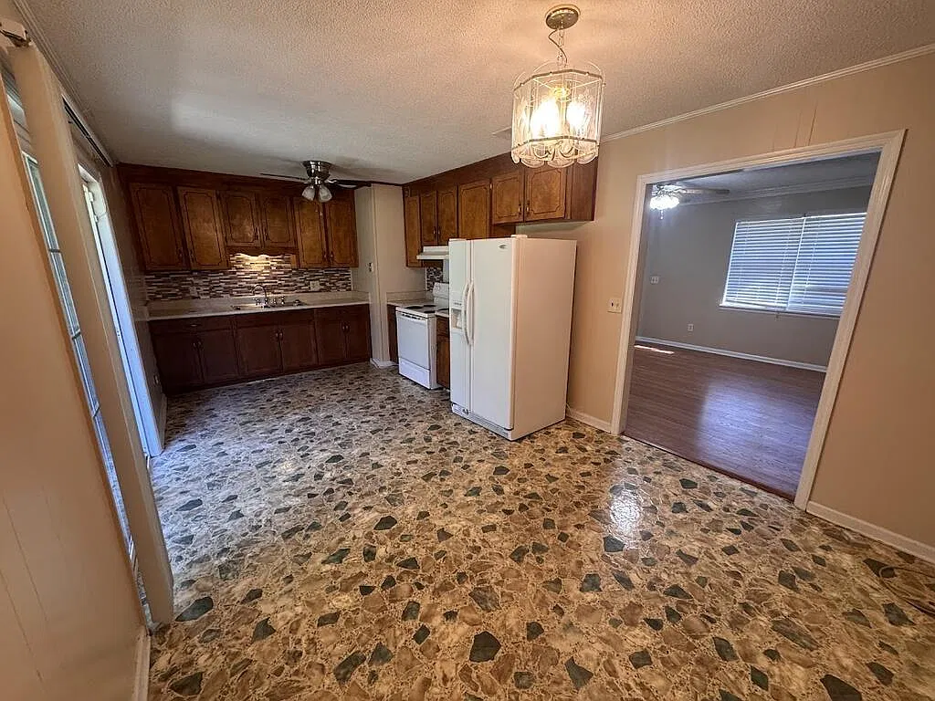 3 bed, 1.5 bath, 1096 sqft, $1,000 — Photo 3