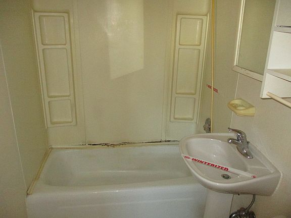 5th image of 2531 Thatcher Ave APT 1B