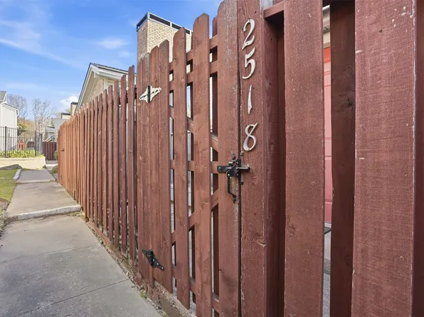 2518 Shady Ridge Dr, Bedford, TX 76021