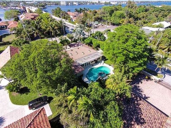 2nd image of 104 SE Atlantic Dr
