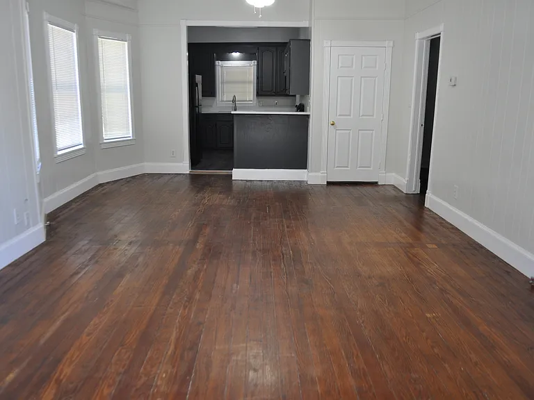 205 E Travis St — Photo 2