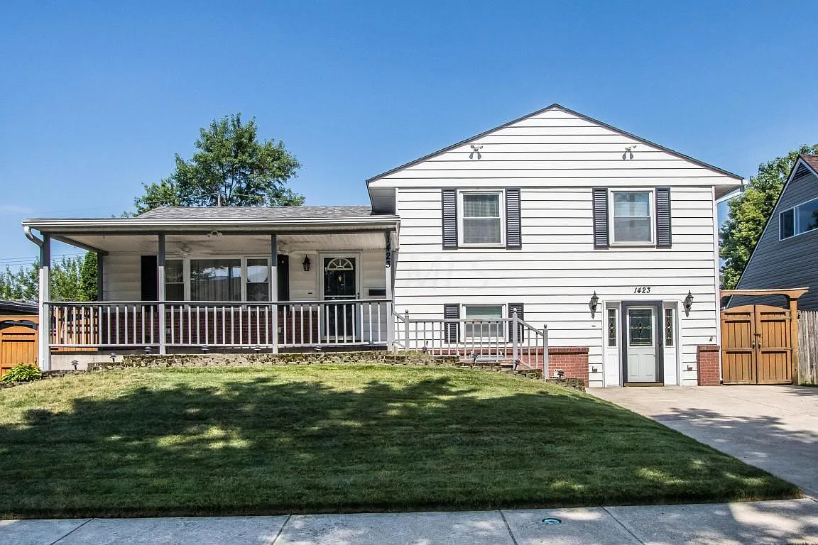 1423 Benson Dr photo 1