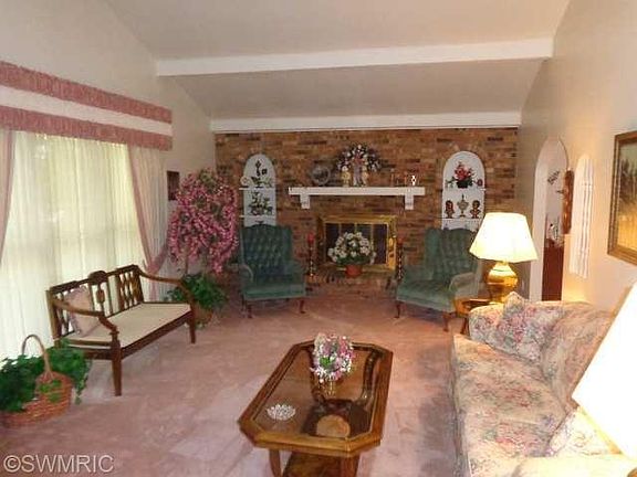 4th image of 1140 Shoreland Dr