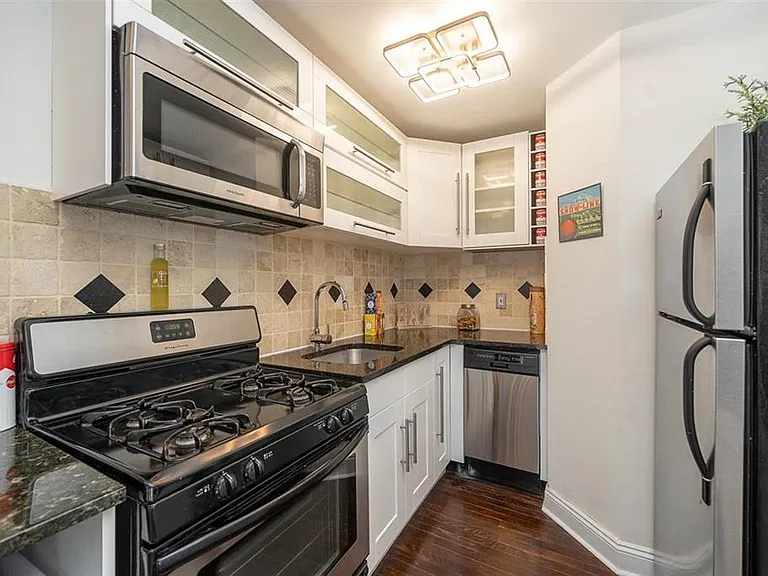 372 Communipaw Ave #4L — Photo 6