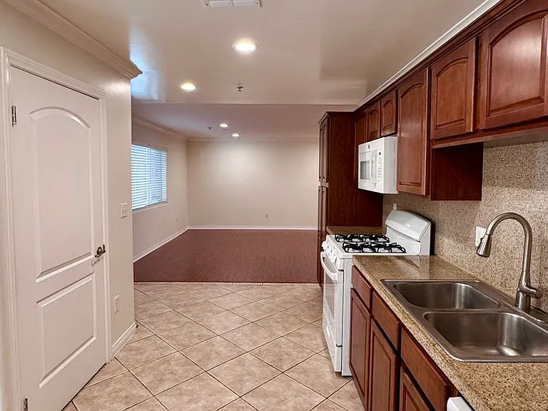 13525 Vanowen St #103 — Photo 6