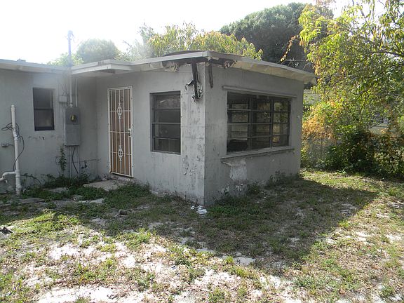 3rd image of 1681 Lauderdale Manor Dr