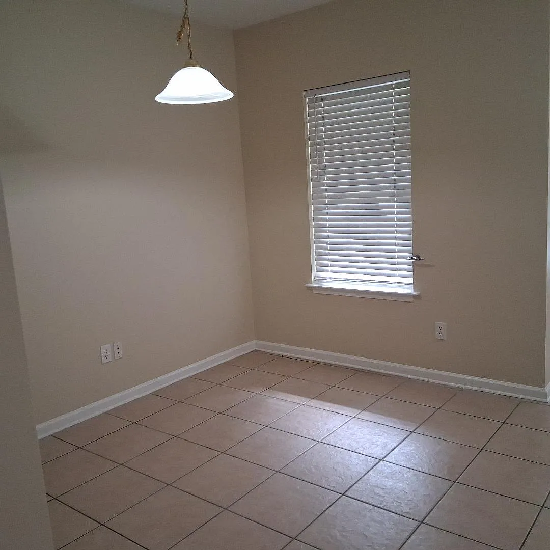 1 bed, 1.5 bath, 704 sqft, $1,200 — Photo 3