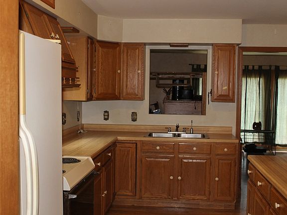 Oak Cabinets.  Kitchen / Dining Room Combo.