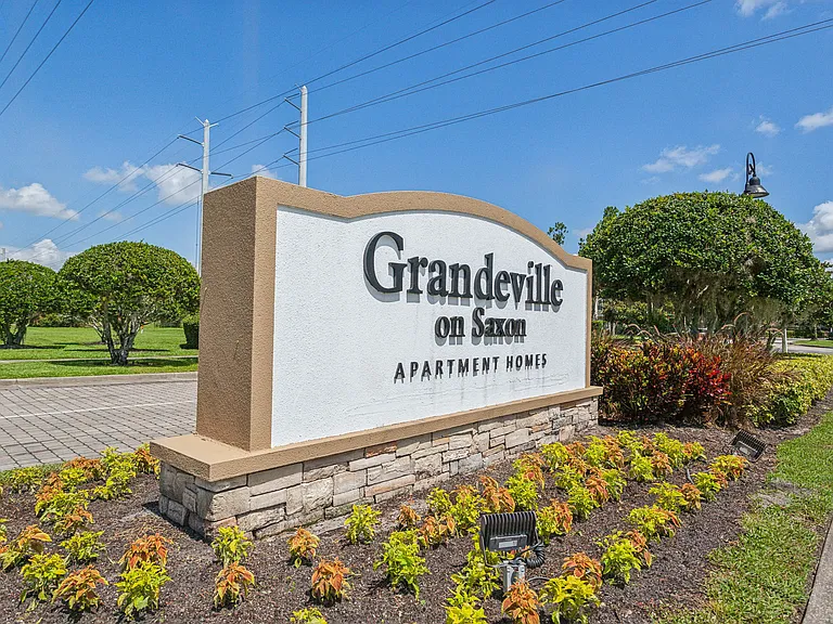 Grandeville on Saxon — Photo 29