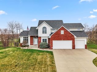 545 Evergreen Ln, Robins, IA 52328