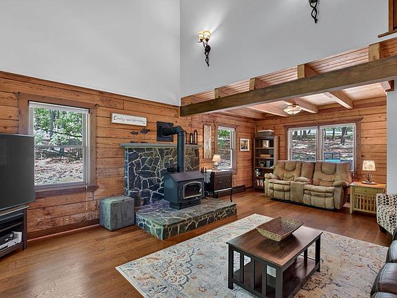 5th image of 279 Jefferson Dr