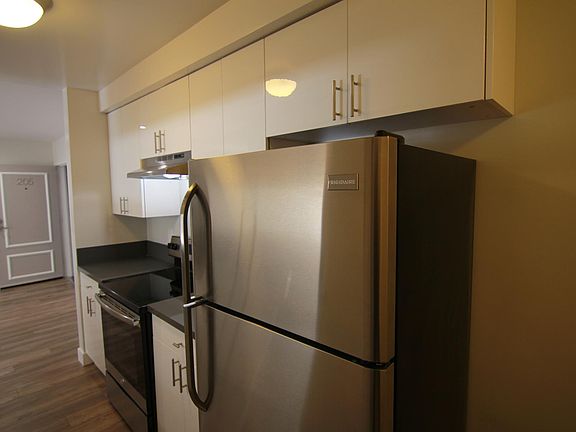 2nd image of 121 1/2 N Hamilton Dr #105