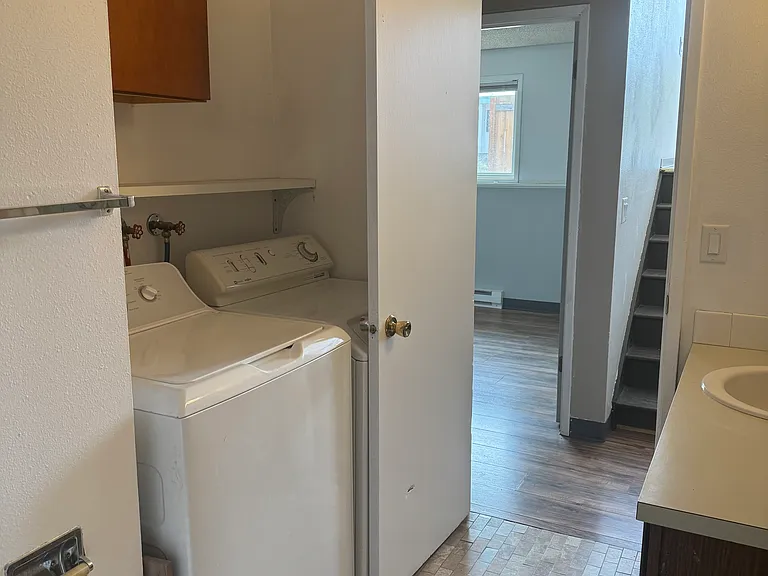 380 NW Thomas St #B — Photo 9