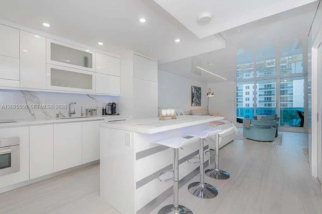 Roney Palace Condo — Photo 1