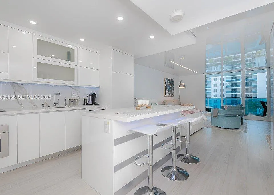 2301 Collins Ave #811