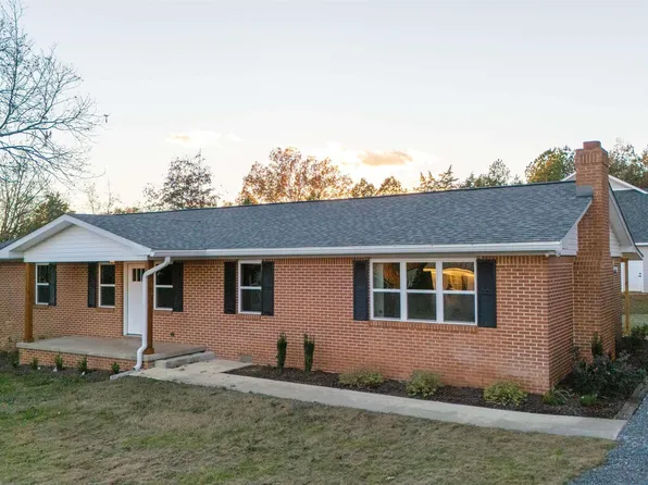 685 Willow Lake Cir, Guntersville, AL 35976