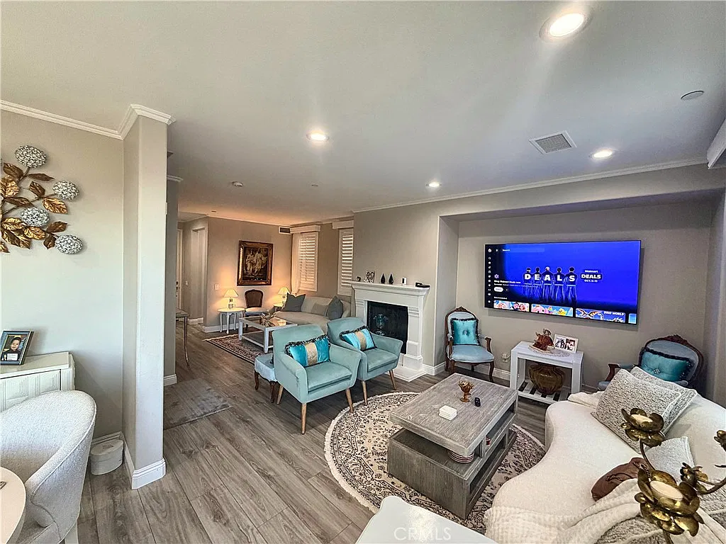 8028 E Loftwood Ln — Photo 2