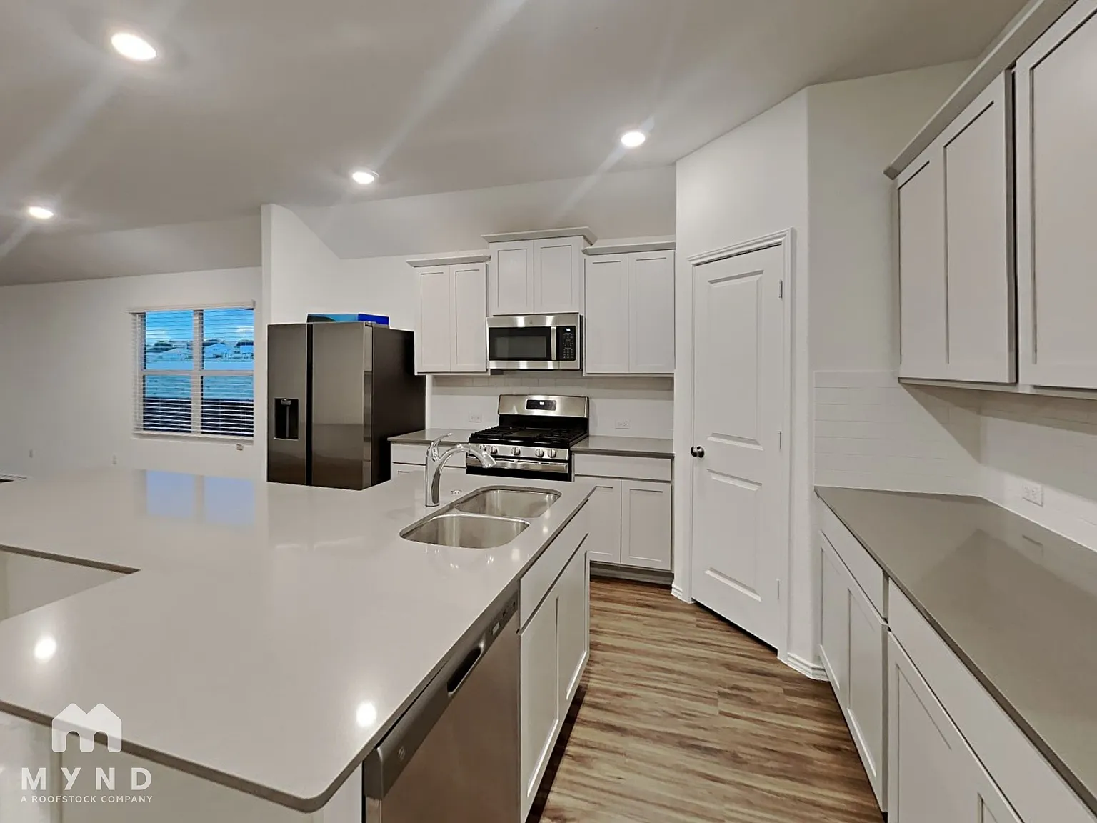 4 bed, 3.0 bath, 1972 sqft, $2,315 — Photo 4