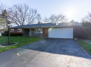 28 Center Dr, Oswego, IL 60543