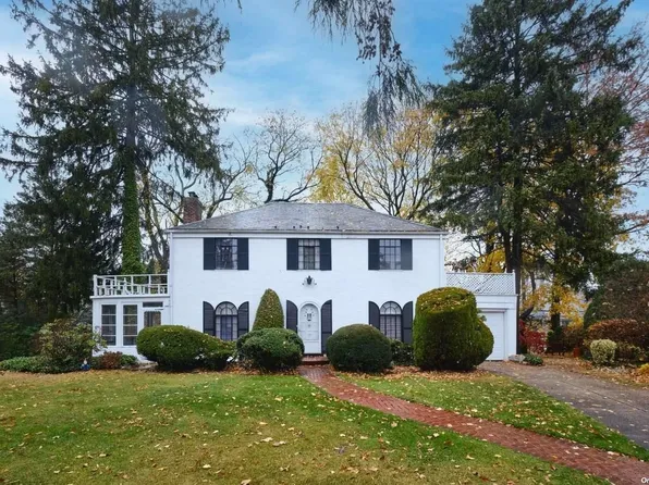 49 Fairway Lane, Manhasset, NY 11030