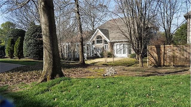 2nd image of 815 Huntington Cir