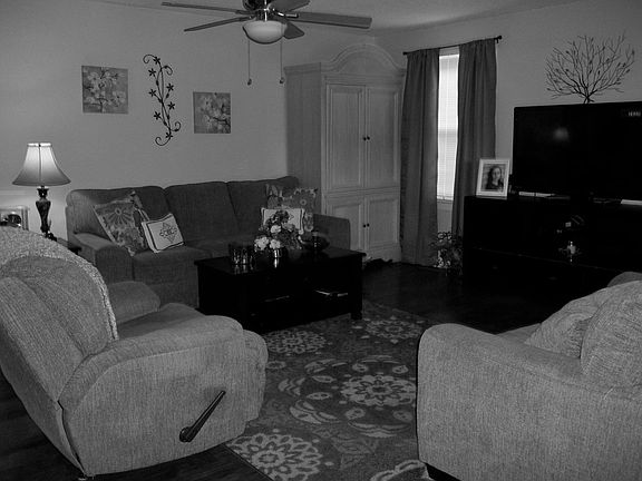 4th image of 814 E 12th St