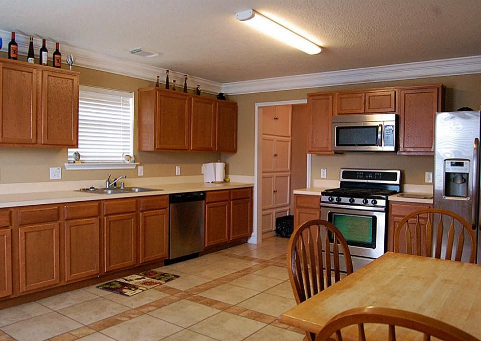 Great size kitchen with lots of cabinet and counter space.