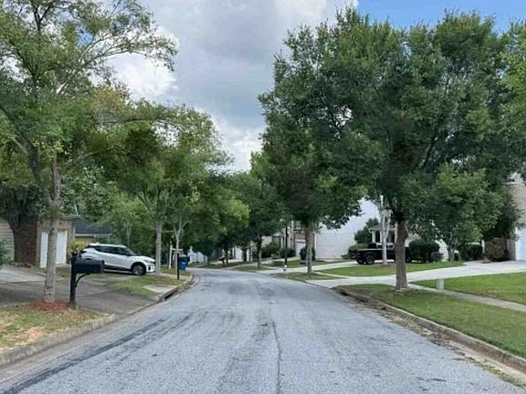 Exterior Neighborhood (street photo)