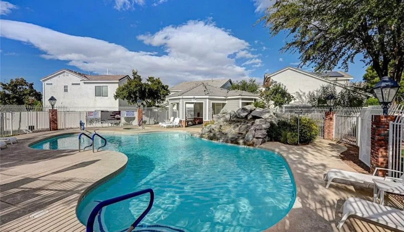 4 bed, 2000 sqft, $2,650 — Photo 2