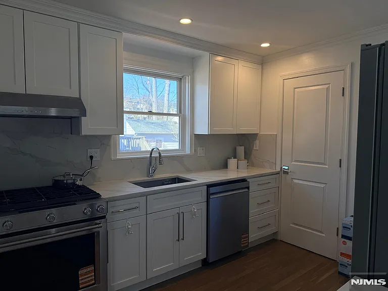 91 Columbus Dr — Photo 3