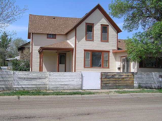 1st image of 902 3rd Ave S