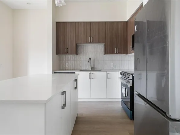 777 Station Ave #610, Langford, BC V9B 2S1