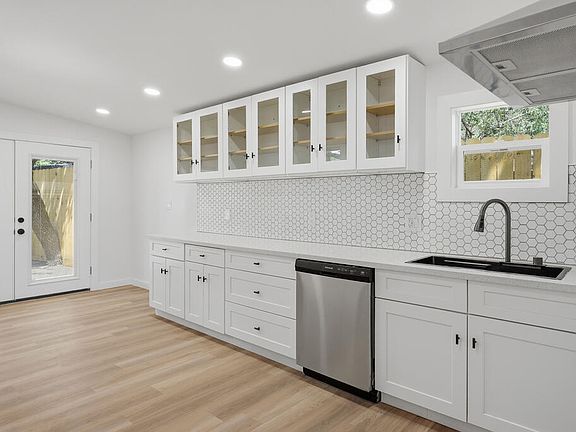 5th image of 830 Rowe St