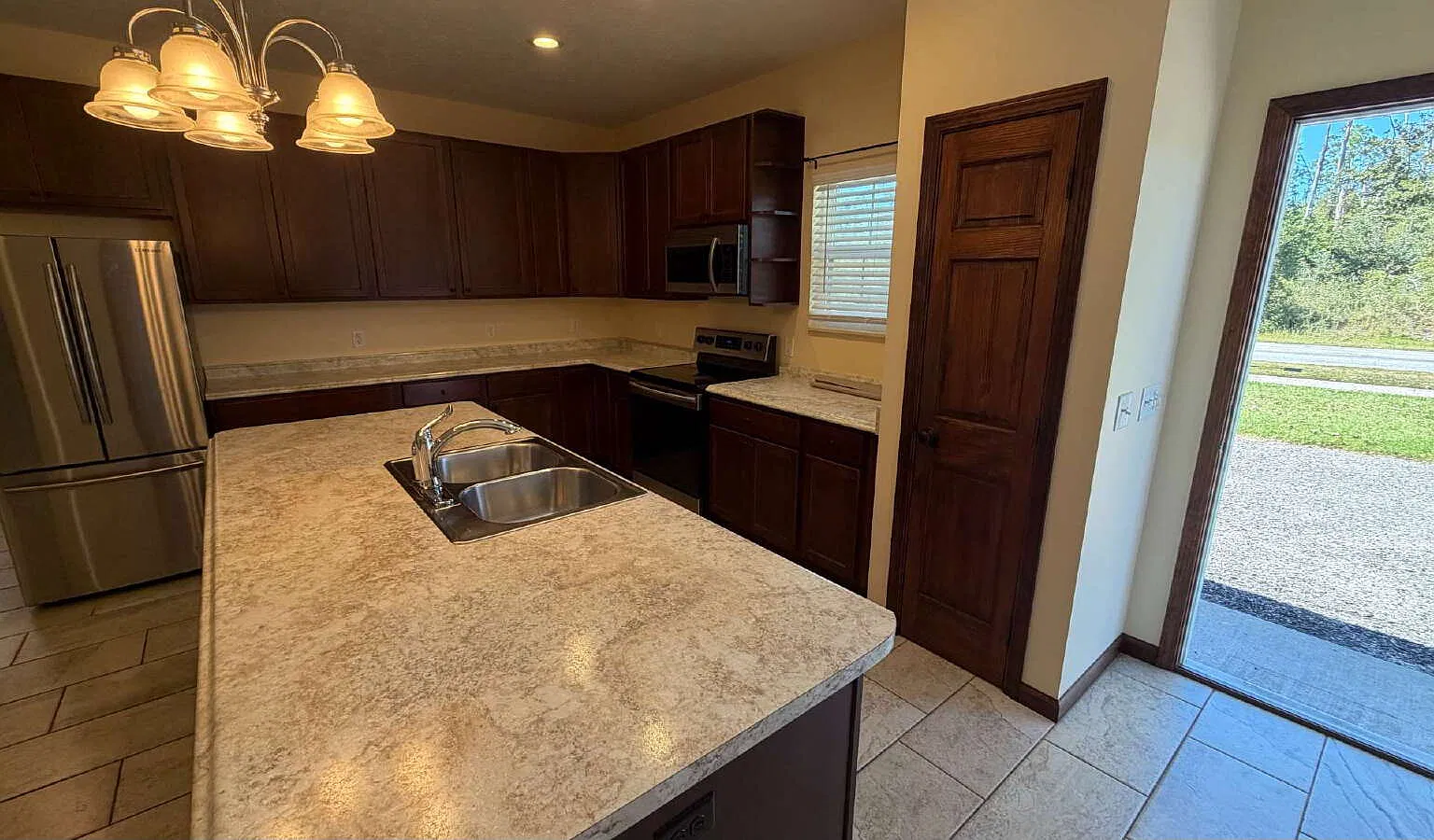 3 bed, 2.5 bath, 1376 sqft, $1,595 — Photo 3