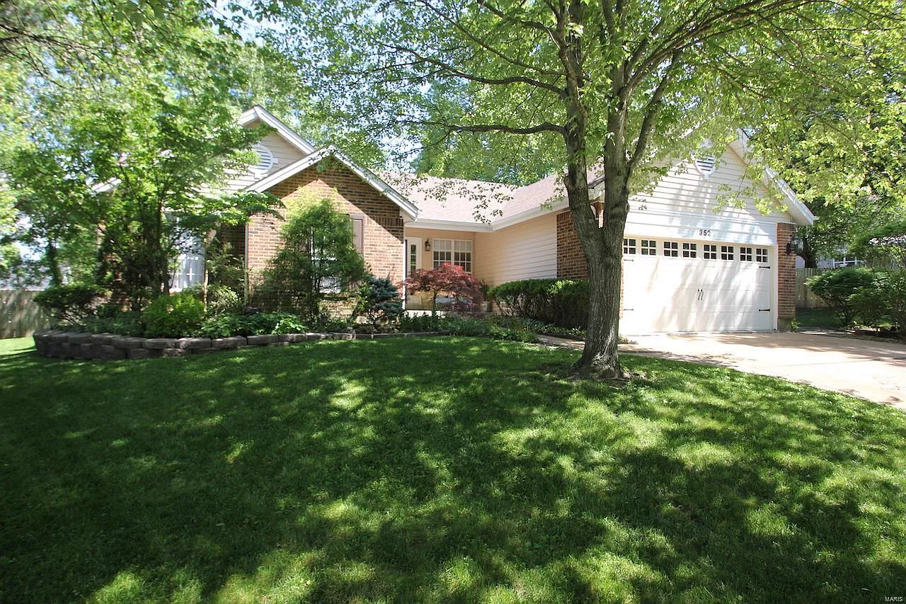 352 Woodrun Dr photo 1