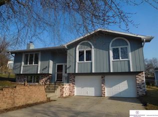 2801 Mars Cir, Bellevue, NE 68005