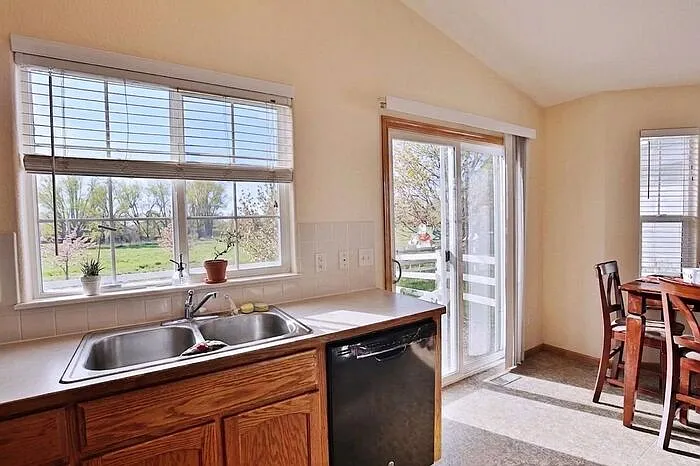 1318 Finch St — Photo 7